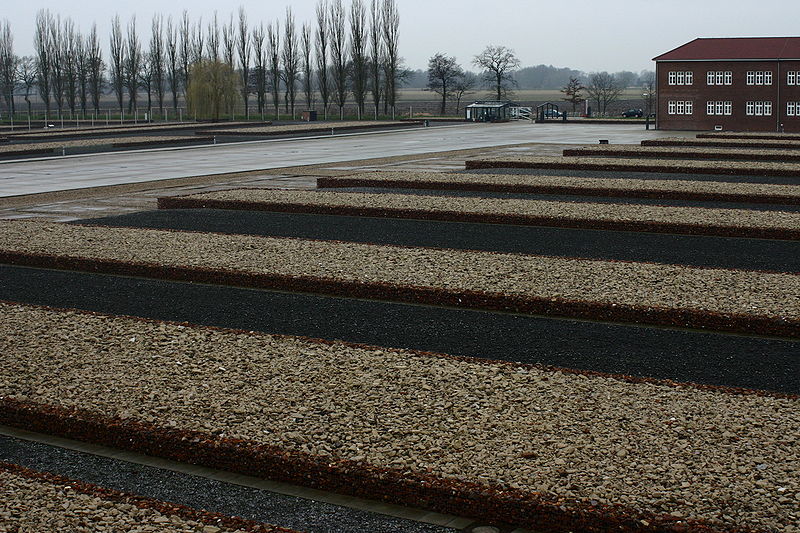 Innenansicht Gedenkstätte Neuengamme mit nachempfundenen Kasernen